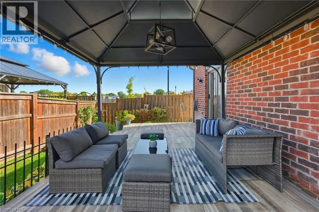 4 ELLIS Avenue