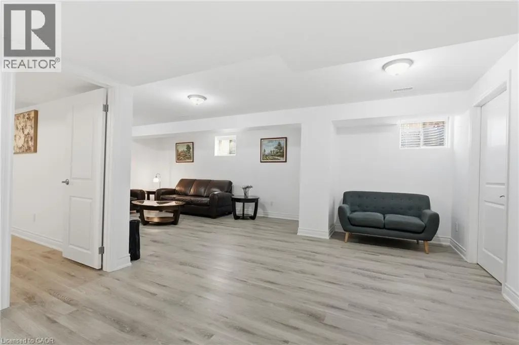 4 ELLIS Avenue