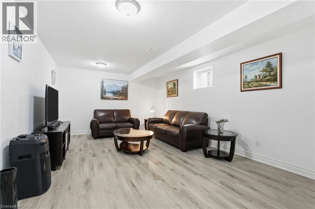 4 ELLIS Avenue