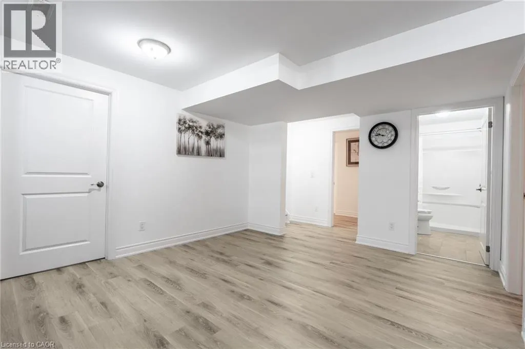 4 ELLIS Avenue