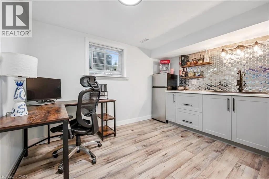 10 BROKEN OAK Crescent