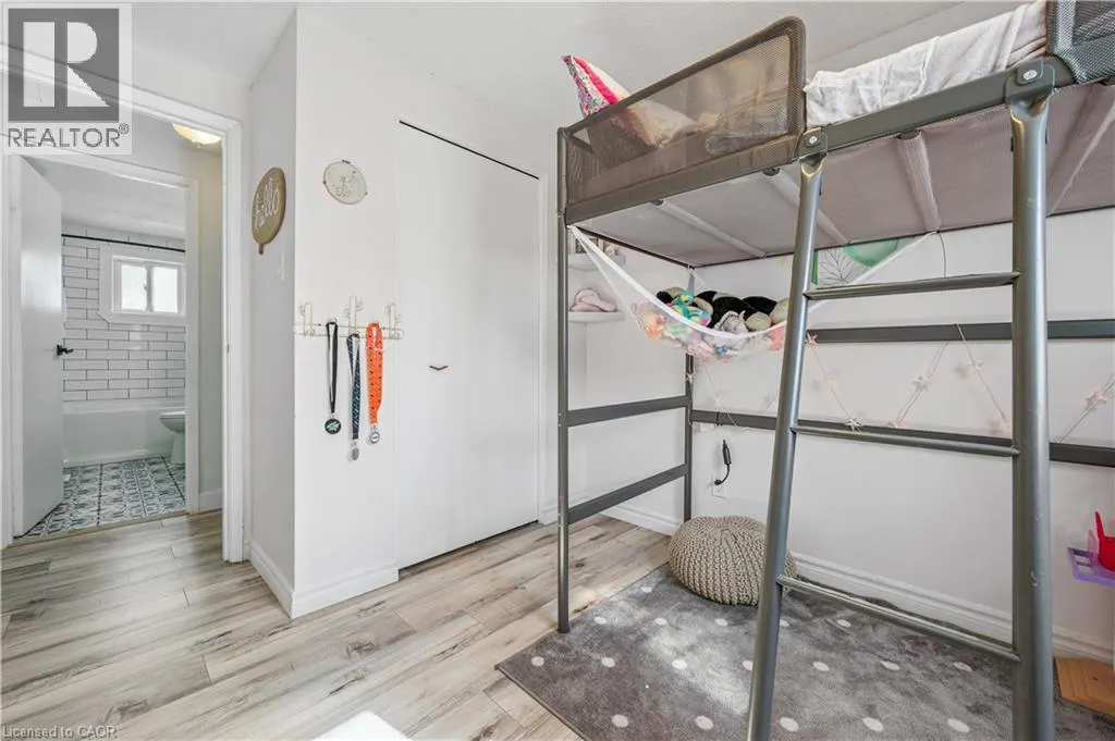 10 BROKEN OAK Crescent