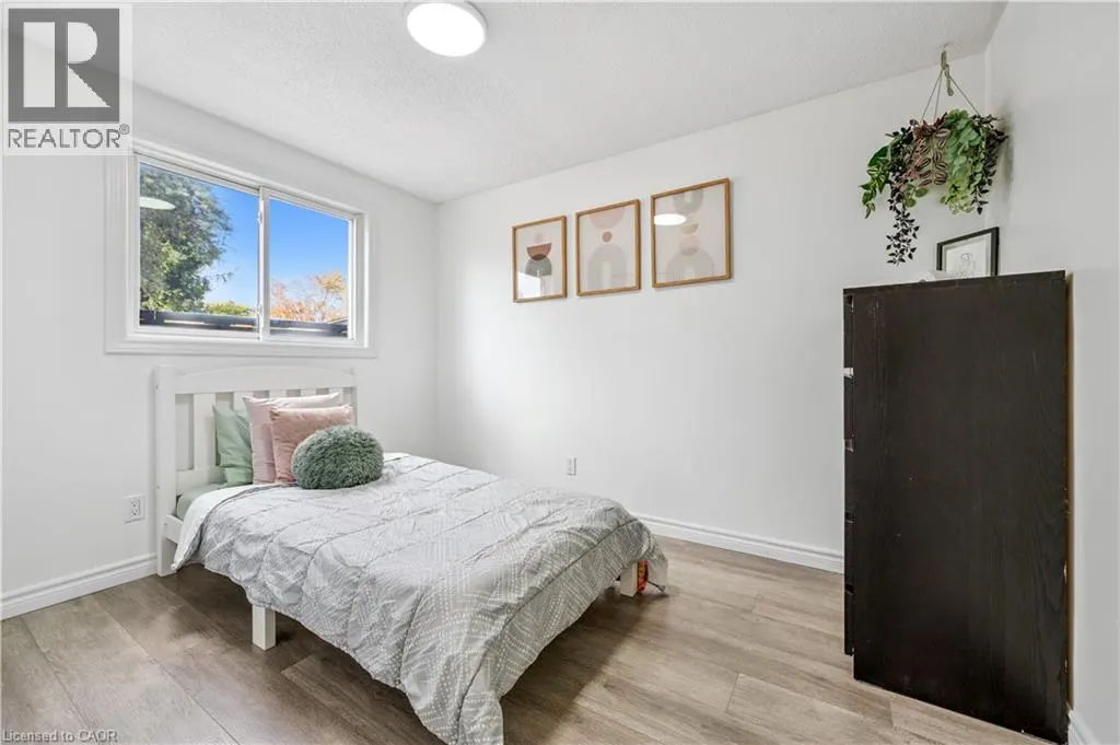 10 BROKEN OAK Crescent