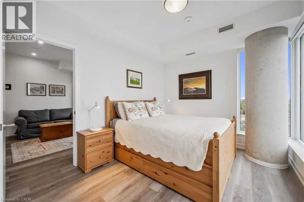 15 WELLINGTON Street S Unit# 909, #909
