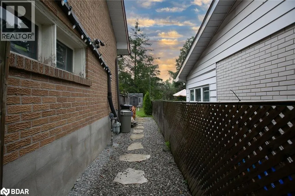 20 OTTAWAY Avenue Unit# Upper, #Upper