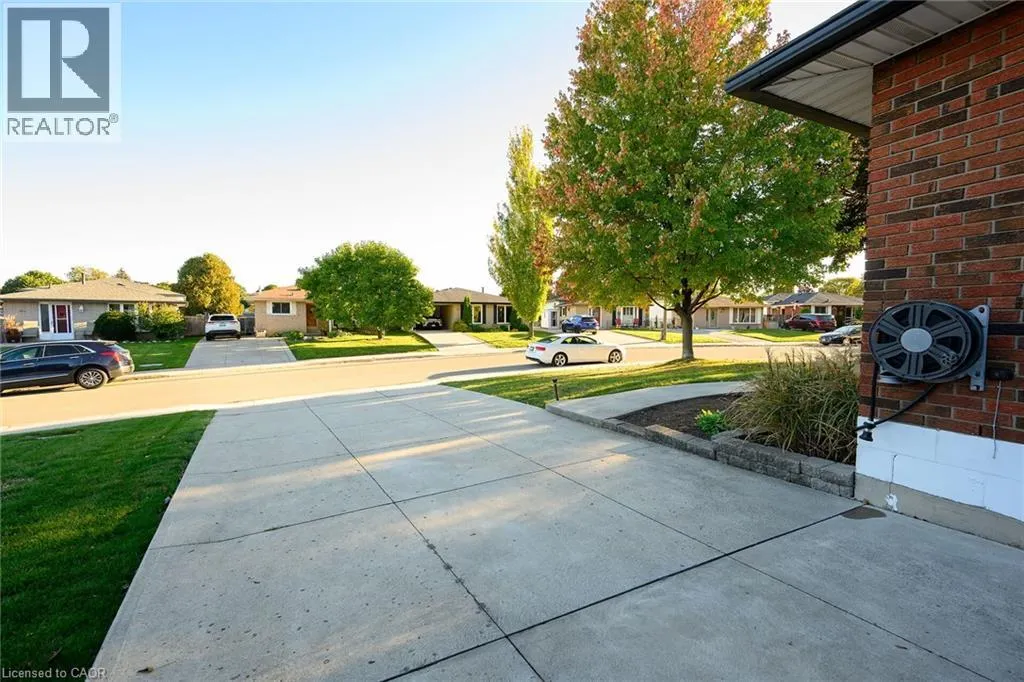 52 GARDINER Drive
