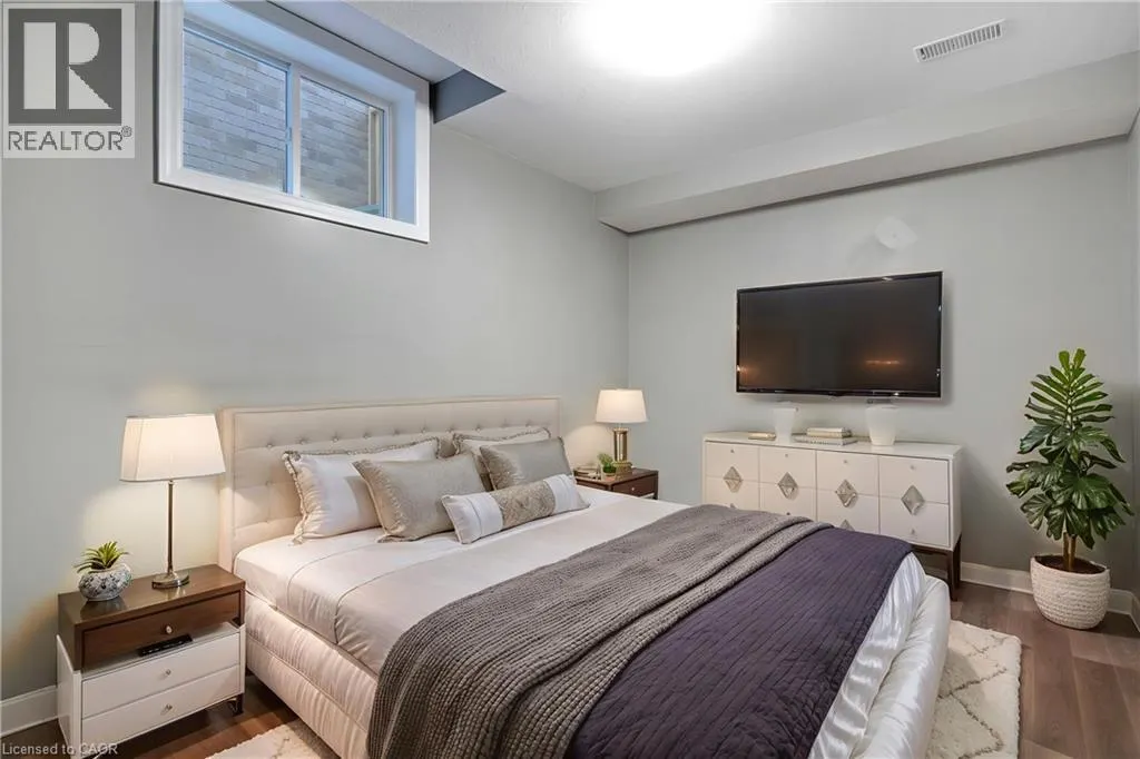 403 MOORLANDS Crescent