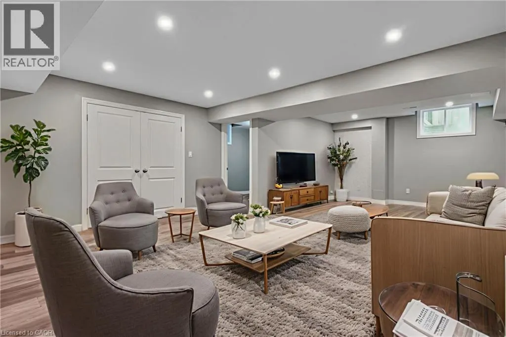 403 MOORLANDS Crescent