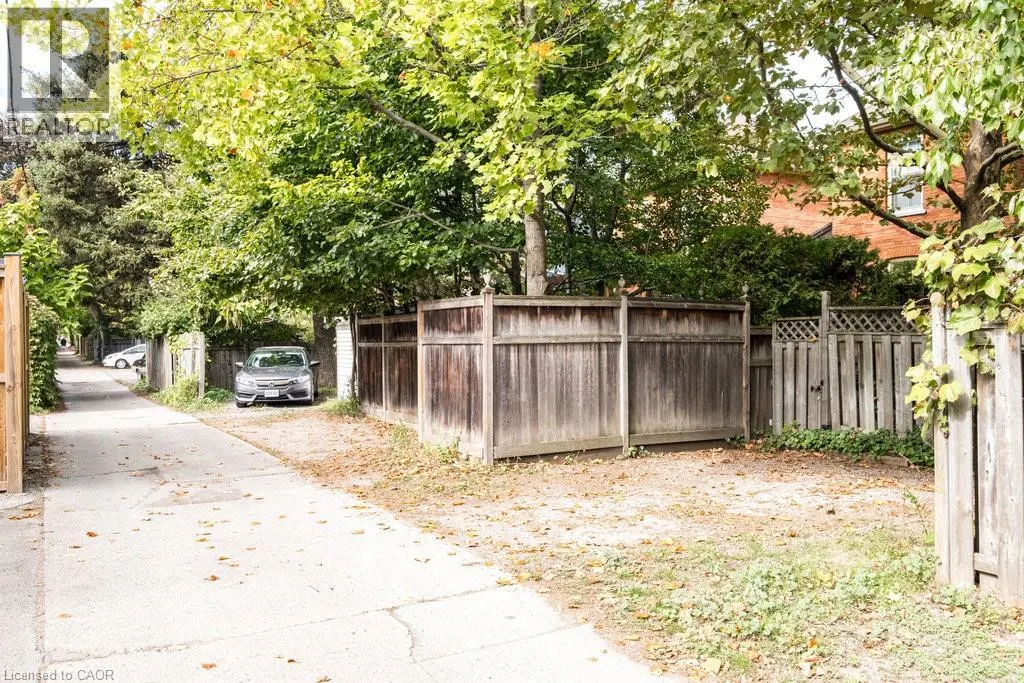 219 CHARLTON Avenue W