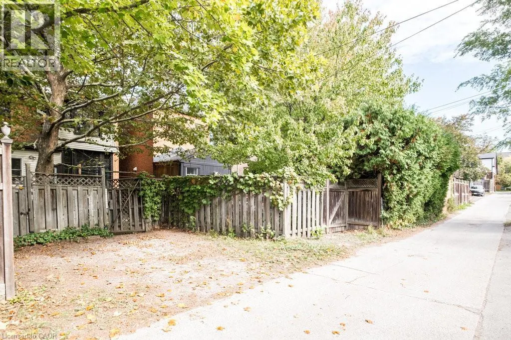 219 CHARLTON Avenue W