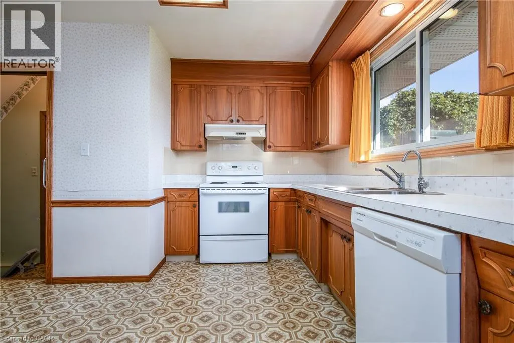 324 SNYDER'S Road E