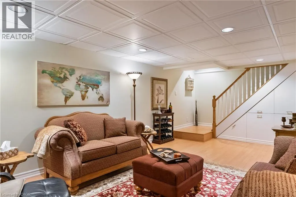 1318 HILLVIEW Crescent
