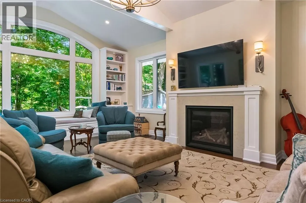 1318 HILLVIEW Crescent