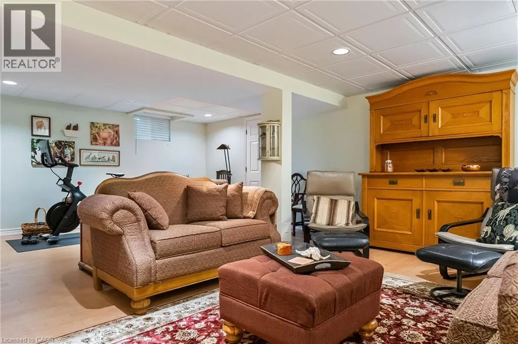 1318 HILLVIEW Crescent