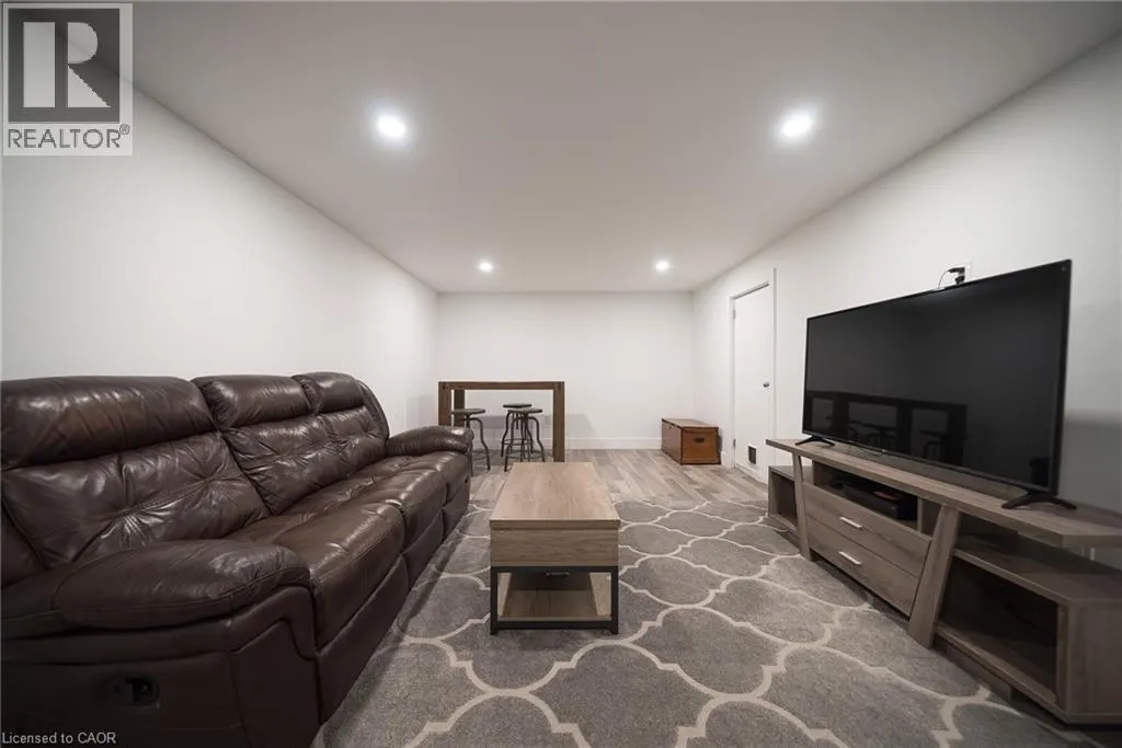 662 MOHAWK Road W