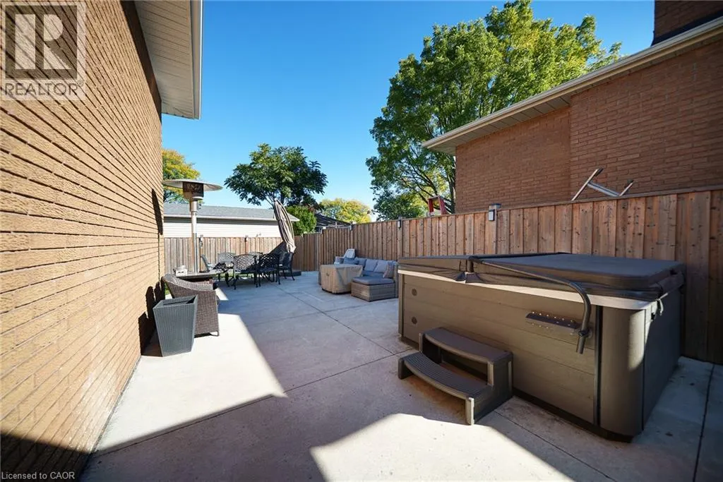 662 MOHAWK Road W
