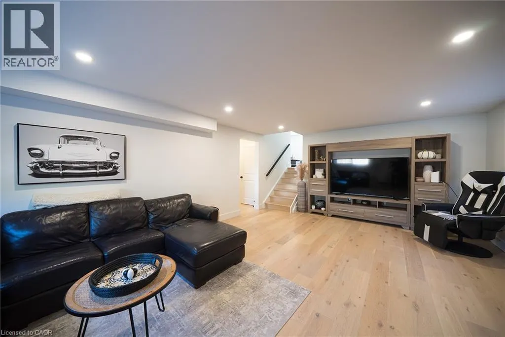 662 MOHAWK Road W