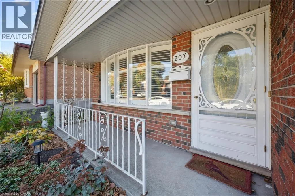 207 LAURENTIAN Drive