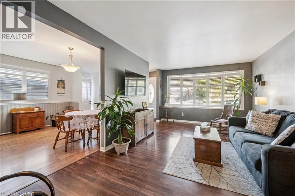 207 LAURENTIAN Drive
