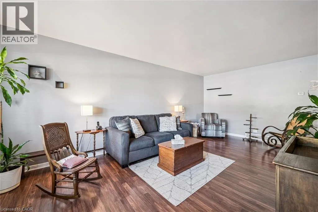 207 LAURENTIAN Drive