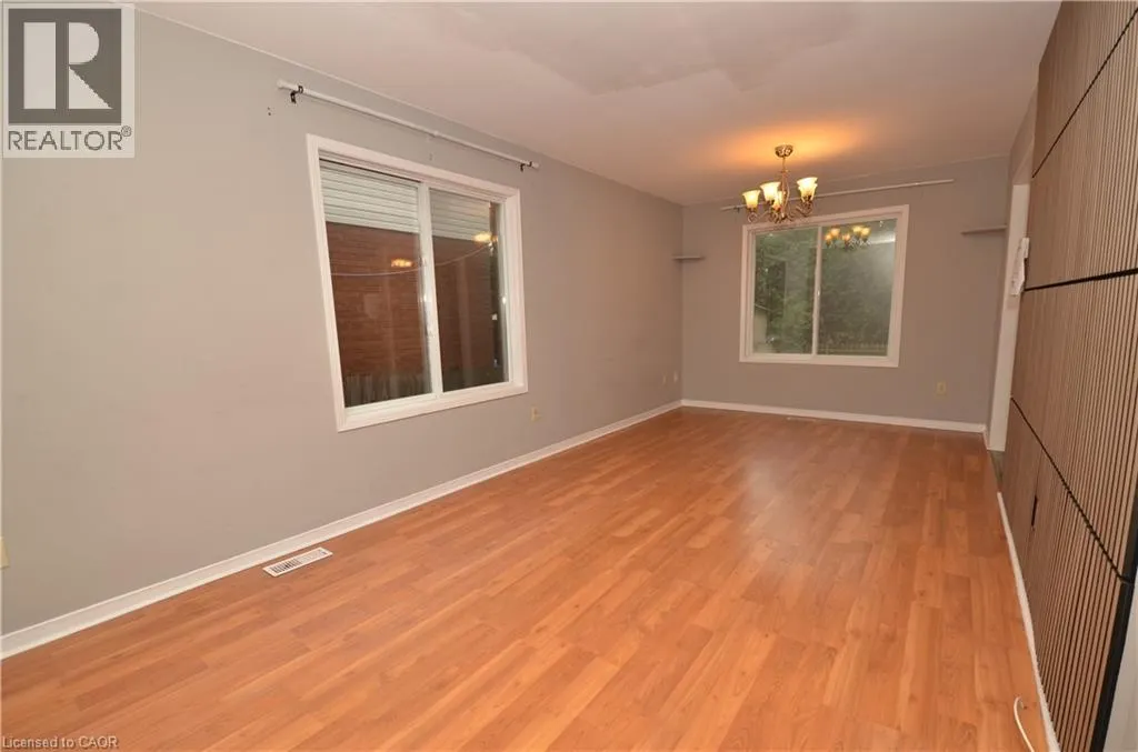 25 DEVINE Crescent