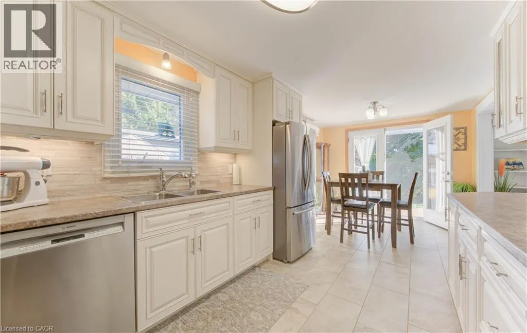 55 GRACEFIELD Crescent
