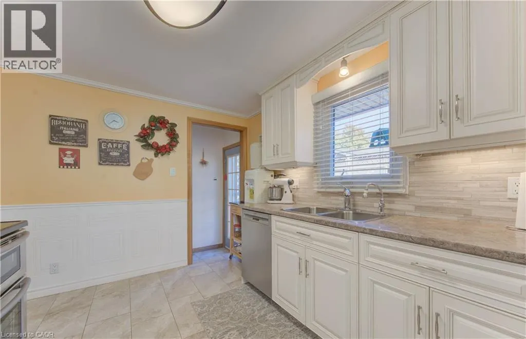 55 GRACEFIELD Crescent