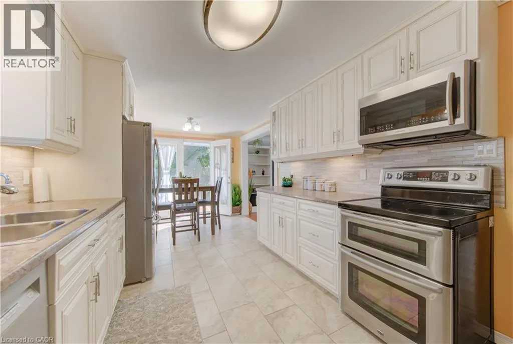 55 GRACEFIELD Crescent