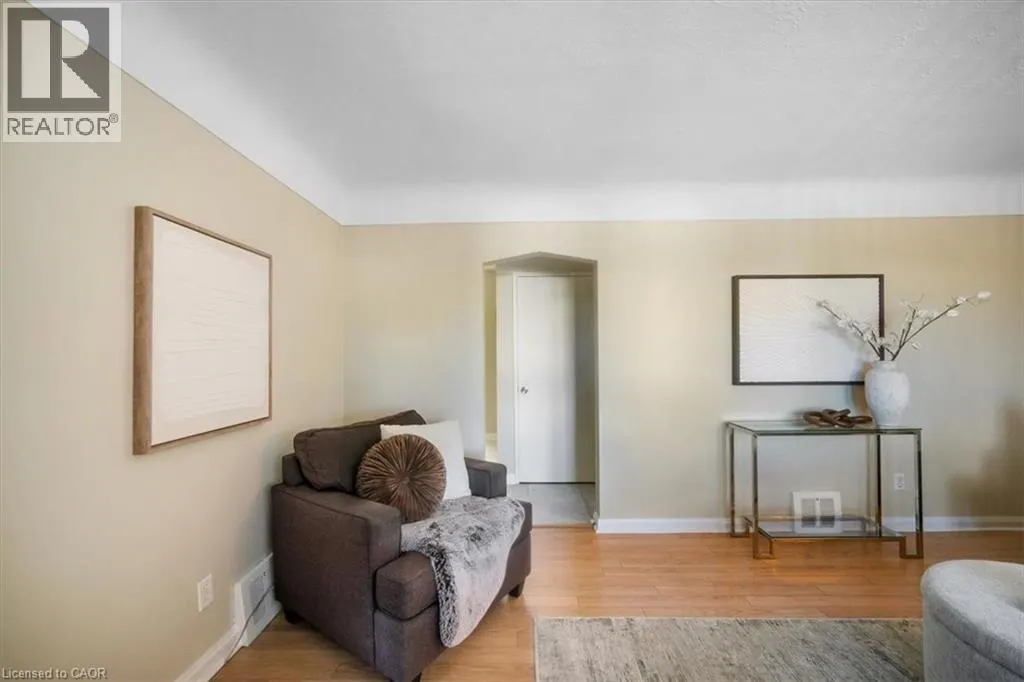 832 QUEENSDALE Avenue