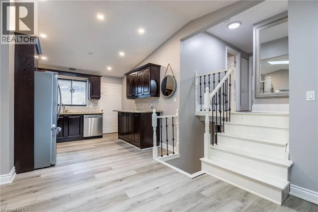 5 TWINOAKS Crescent