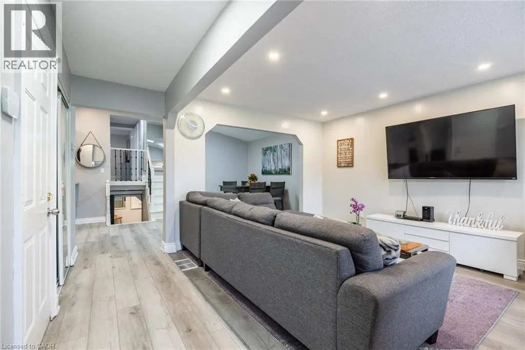 5 TWINOAKS Crescent