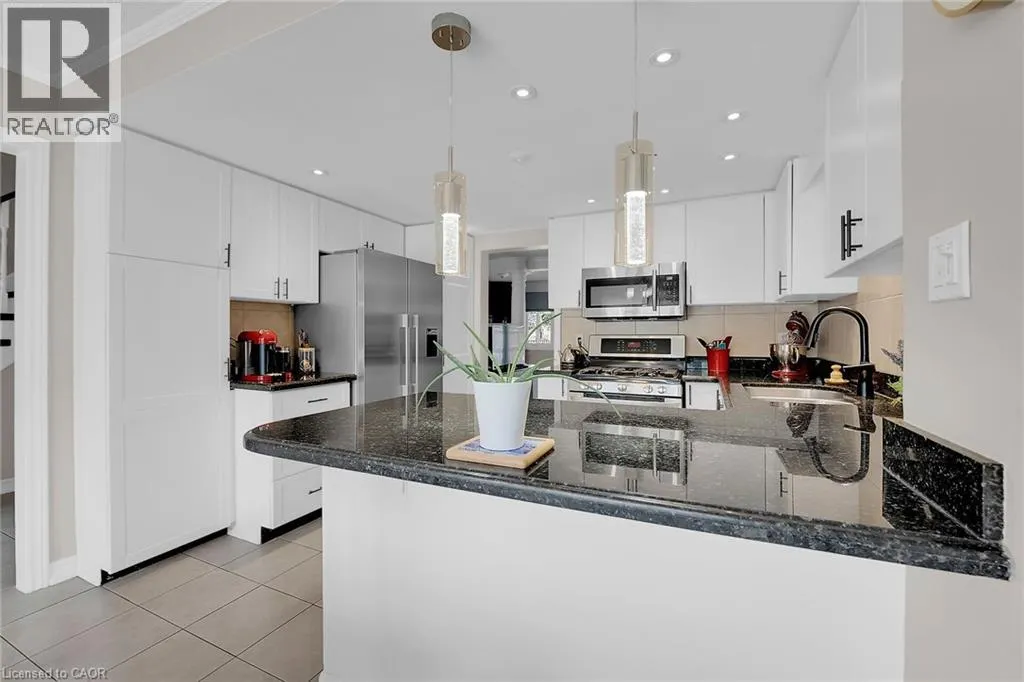 10 EDGEWATER Drive