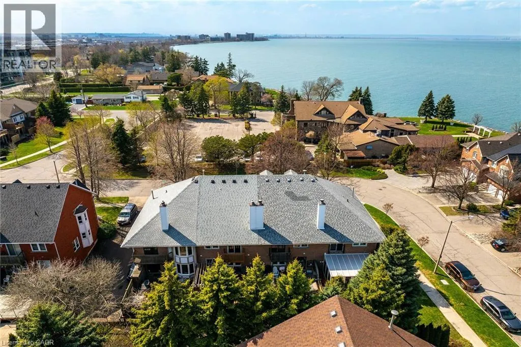 10 EDGEWATER Drive