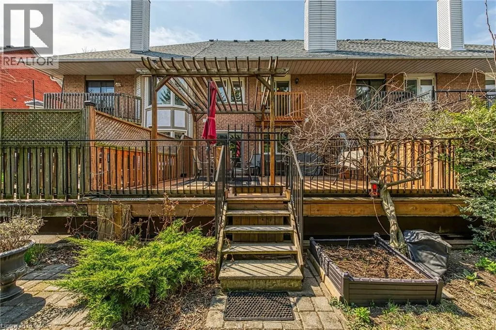 10 EDGEWATER Drive