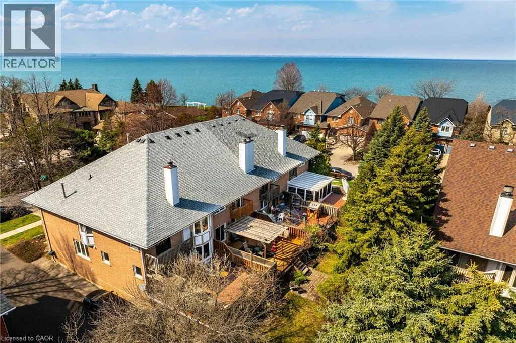 10 EDGEWATER Drive