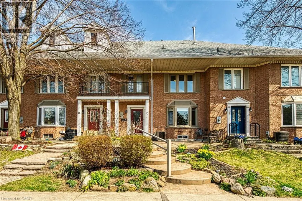 10 EDGEWATER Drive
