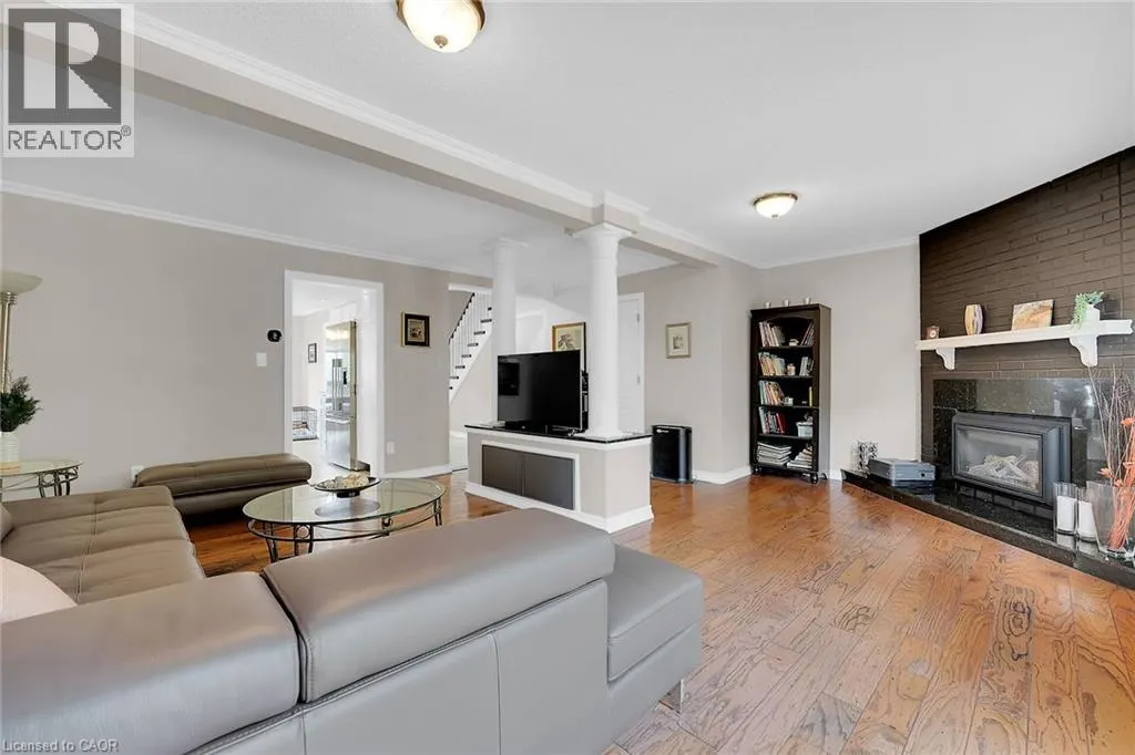 10 EDGEWATER Drive