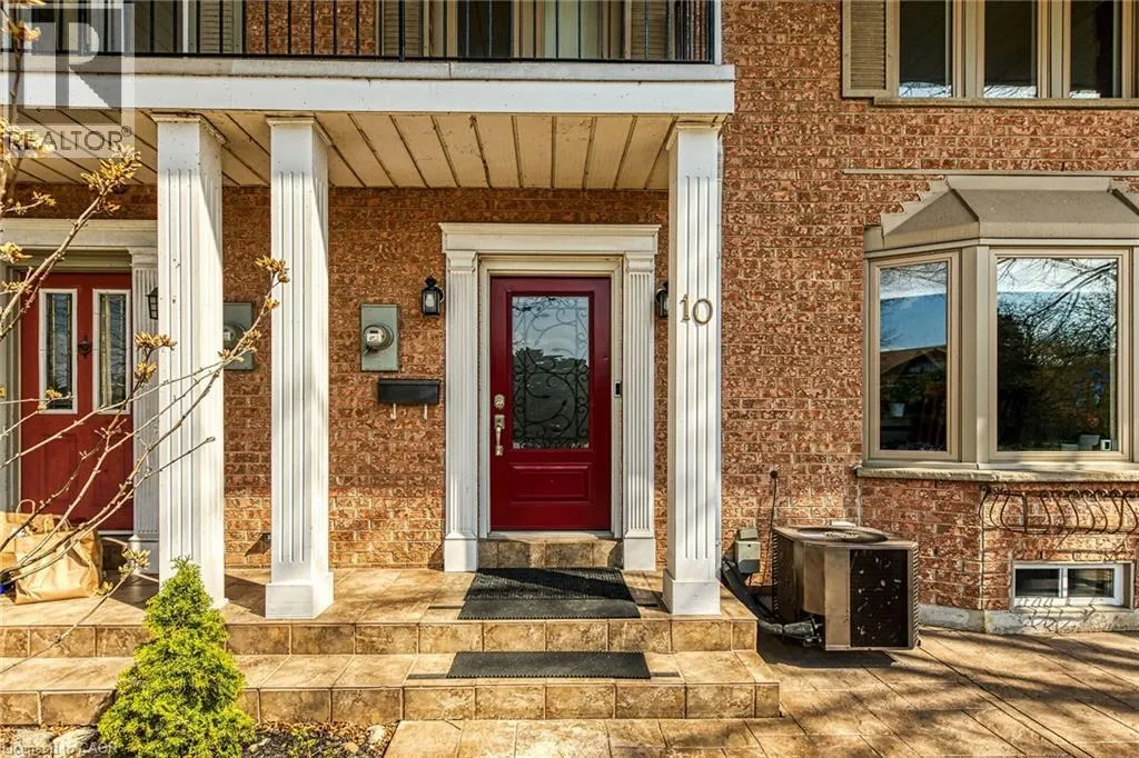 10 EDGEWATER Drive
