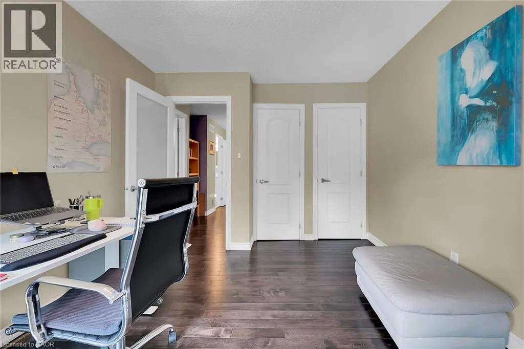 10 EDGEWATER Drive