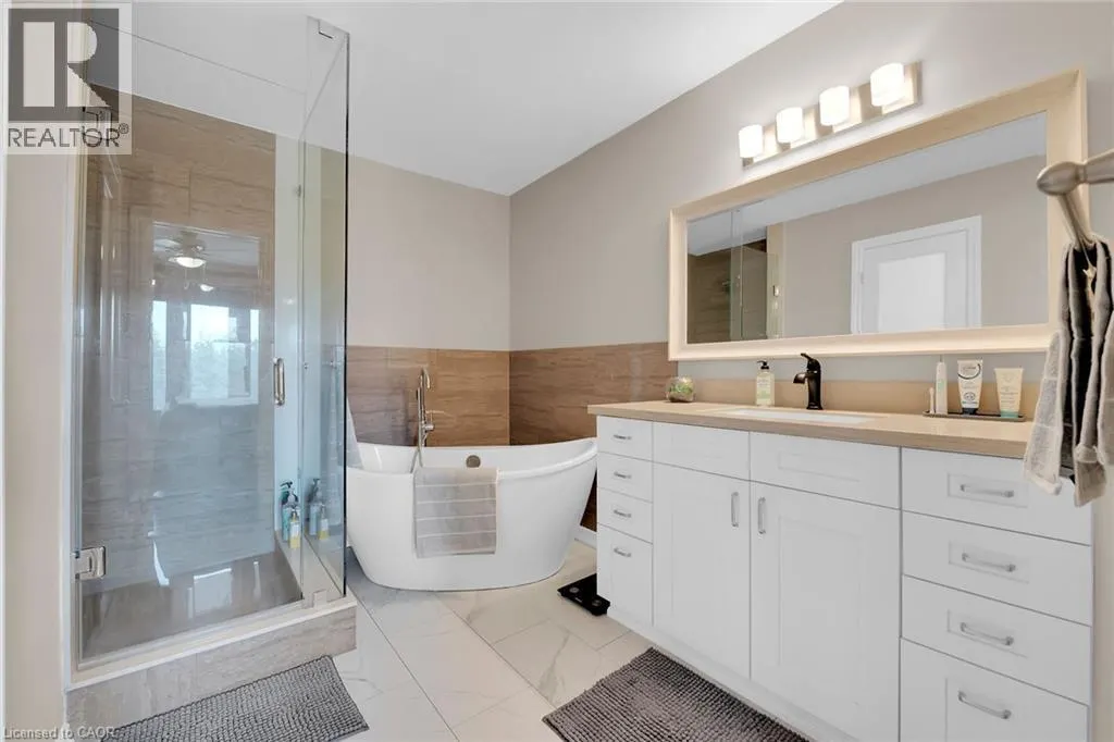 10 EDGEWATER Drive