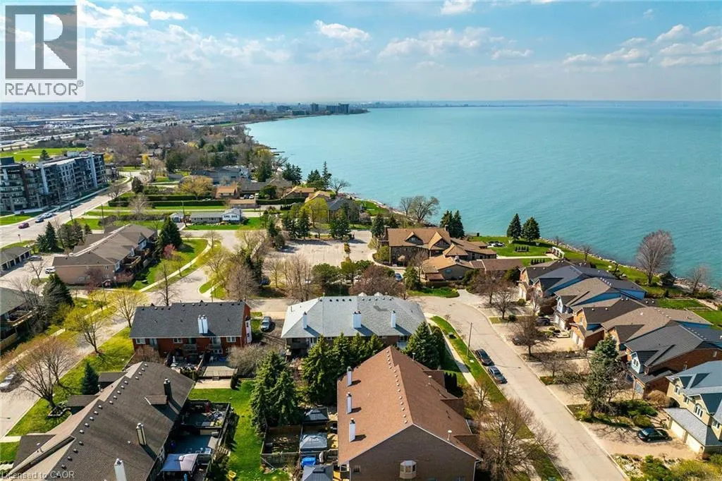 10 EDGEWATER Drive