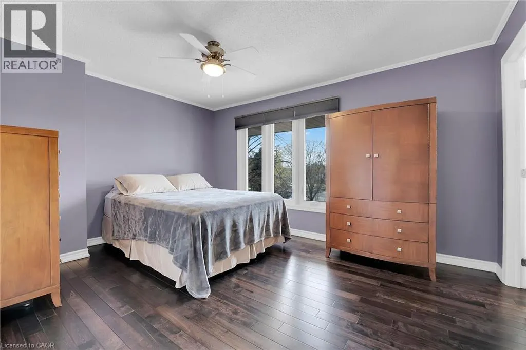 10 EDGEWATER Drive