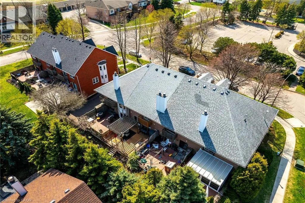 10 EDGEWATER Drive