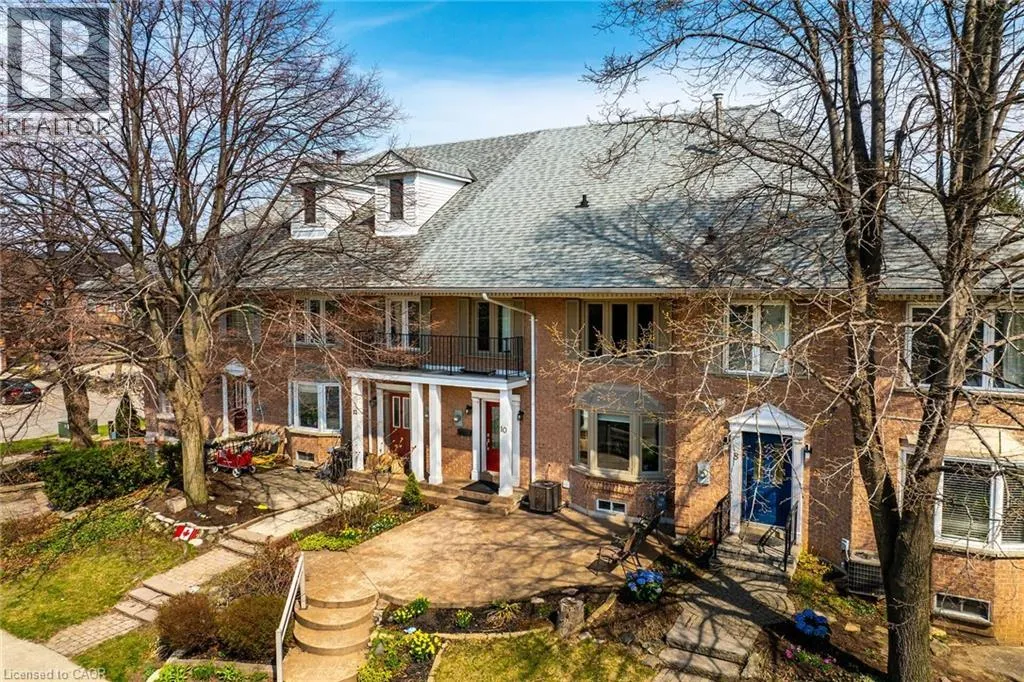 10 EDGEWATER Drive
