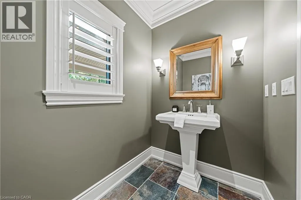 541 FALCONRIDGE Crescent