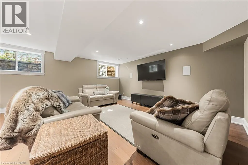 541 FALCONRIDGE Crescent