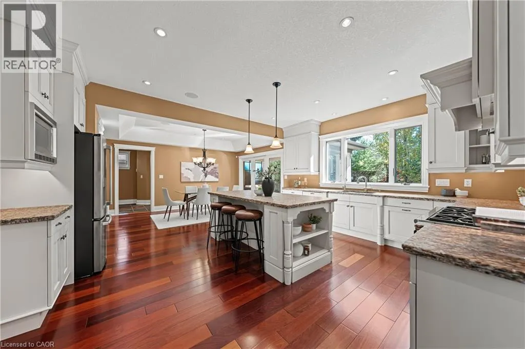 541 FALCONRIDGE Crescent