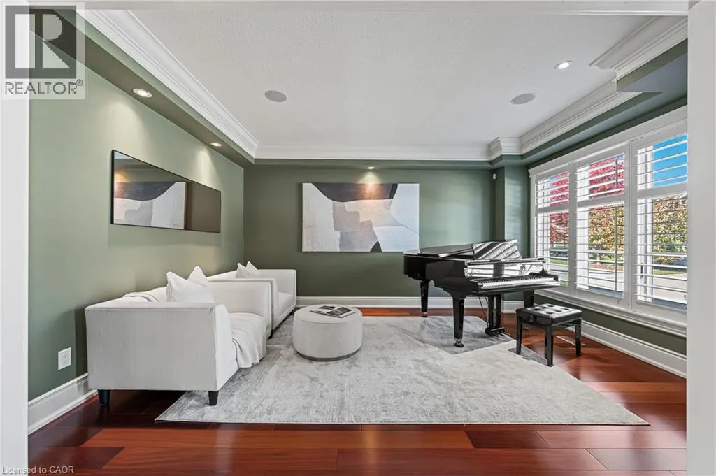 541 FALCONRIDGE Crescent