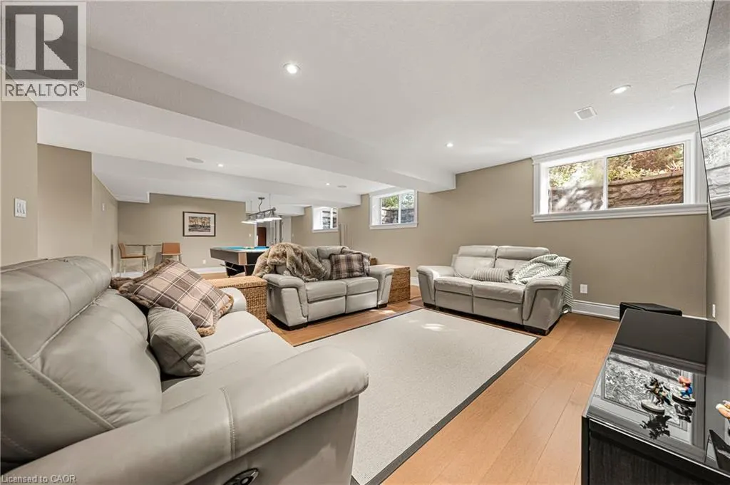 541 FALCONRIDGE Crescent