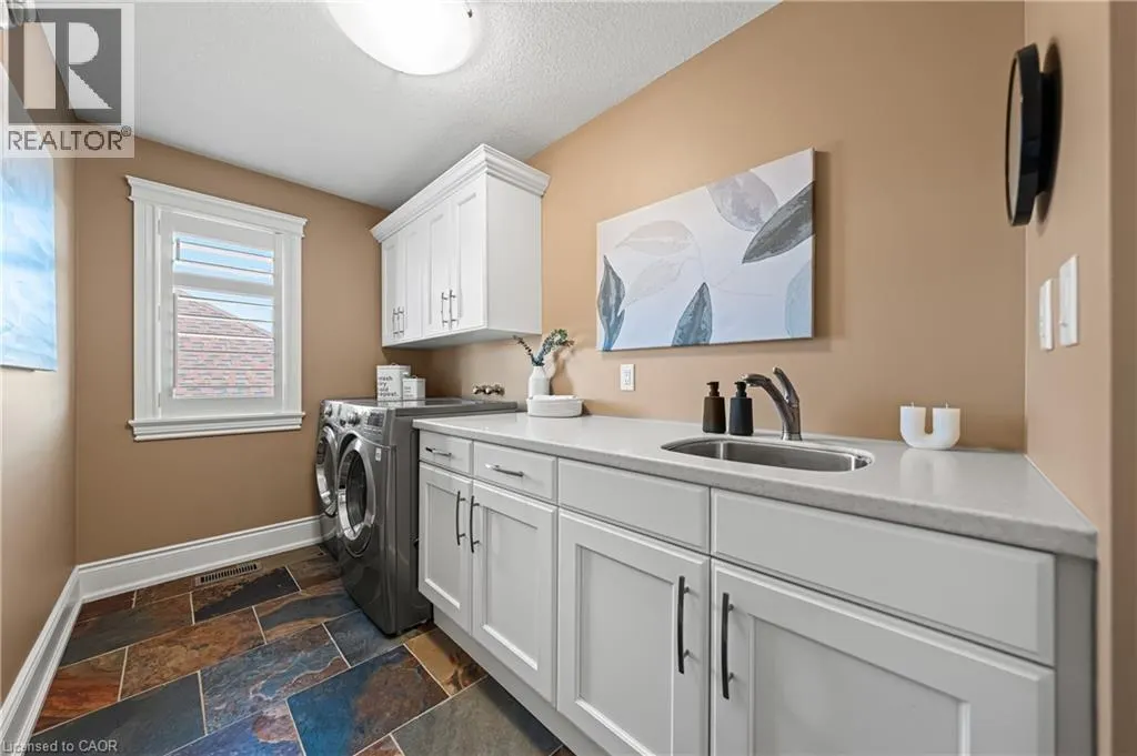 541 FALCONRIDGE Crescent